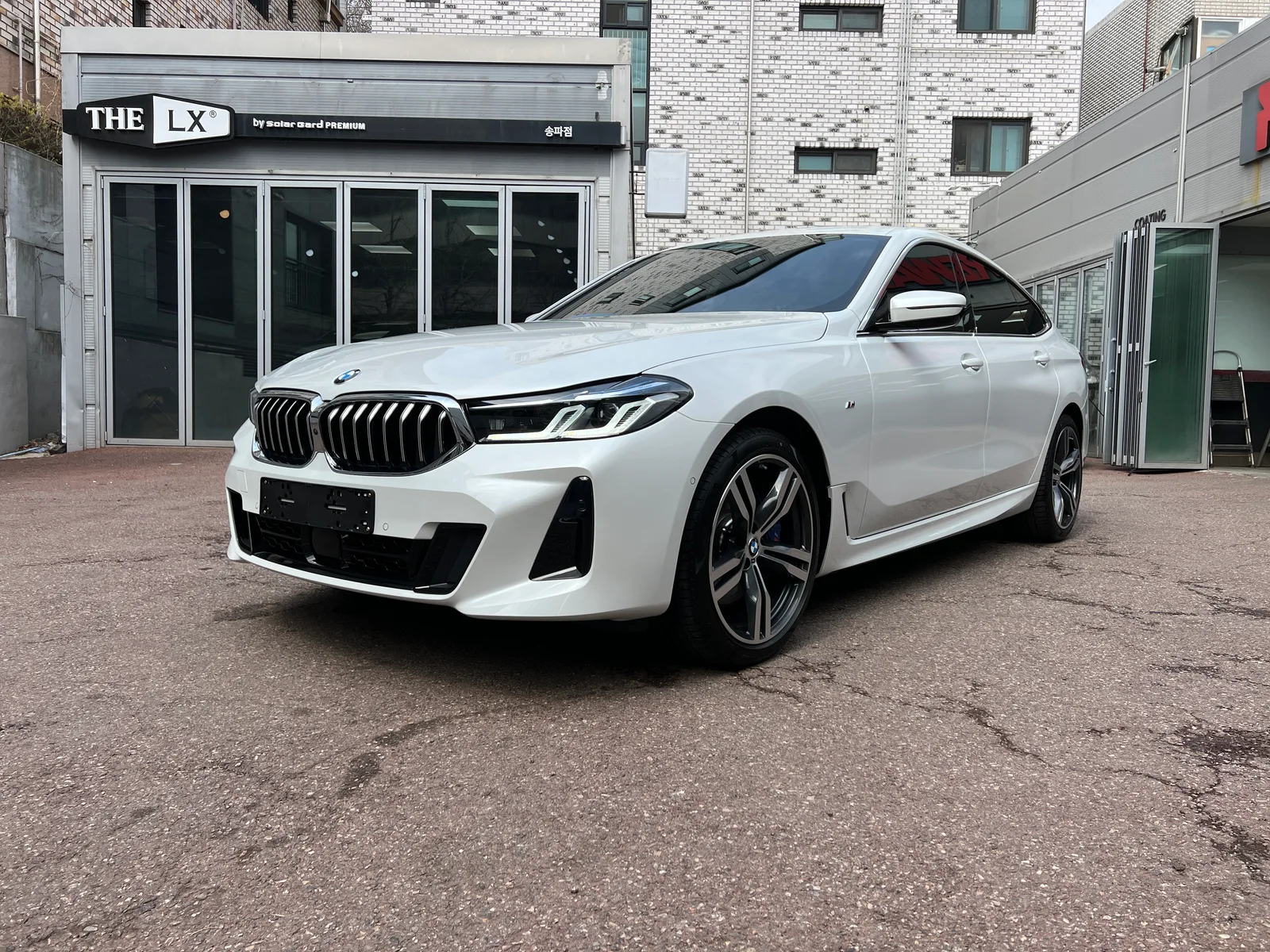 퀀텀 썬팅을 마친 흰색 BMW 6GT 전측면