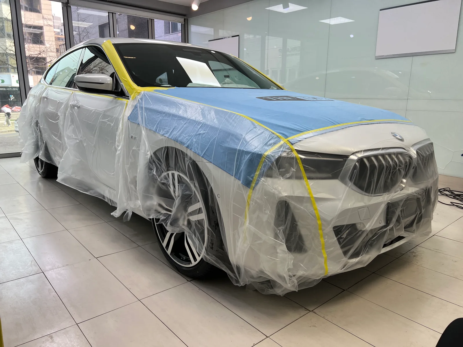 BMW 6GT 썬팅 전 차체에 마스킹과 커버링을 한 모습