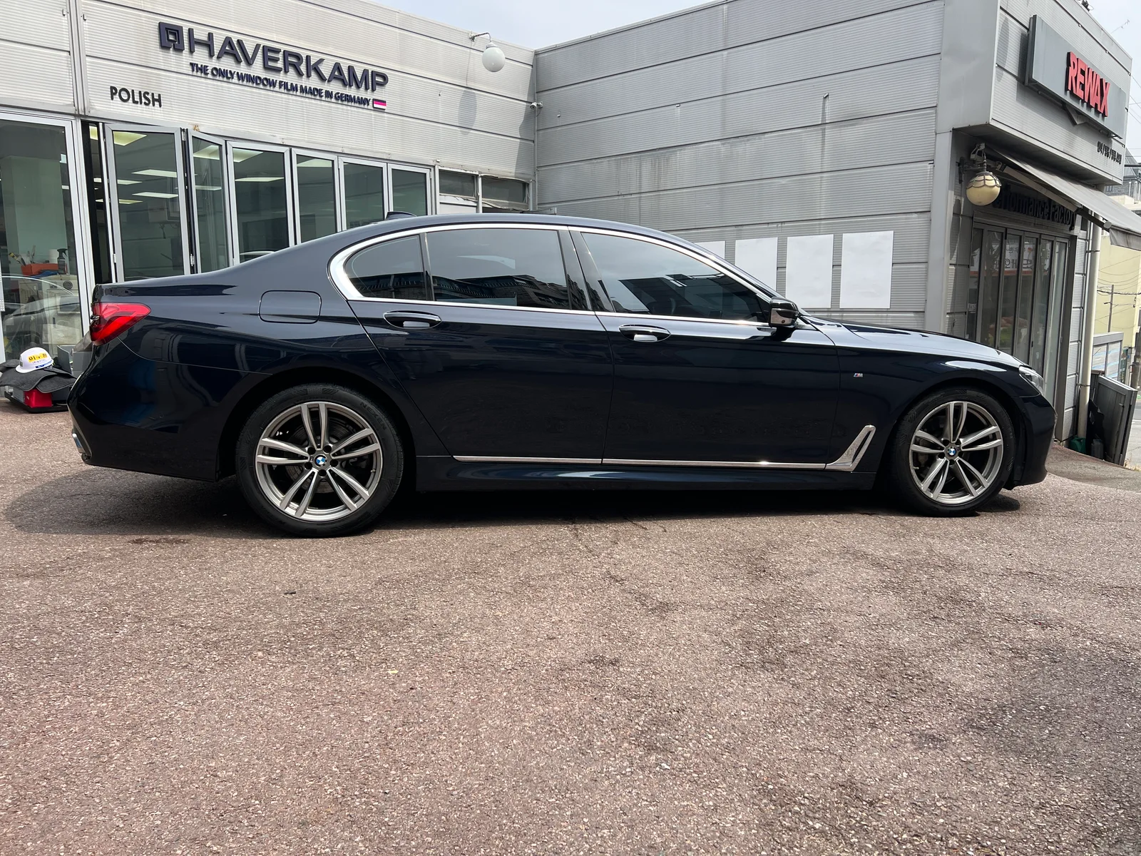 수성 광택과 코팅을 마친 검은 BMW 7시리즈 측면