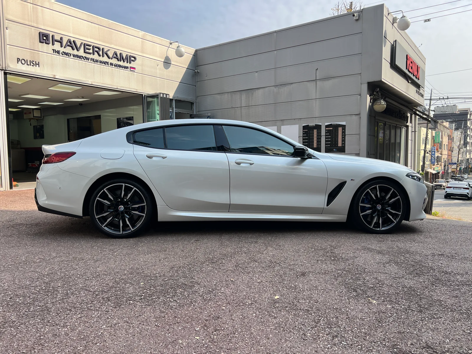 앞범퍼와 라이트 PPF를 시공한 흰색 BMW M850i 측면