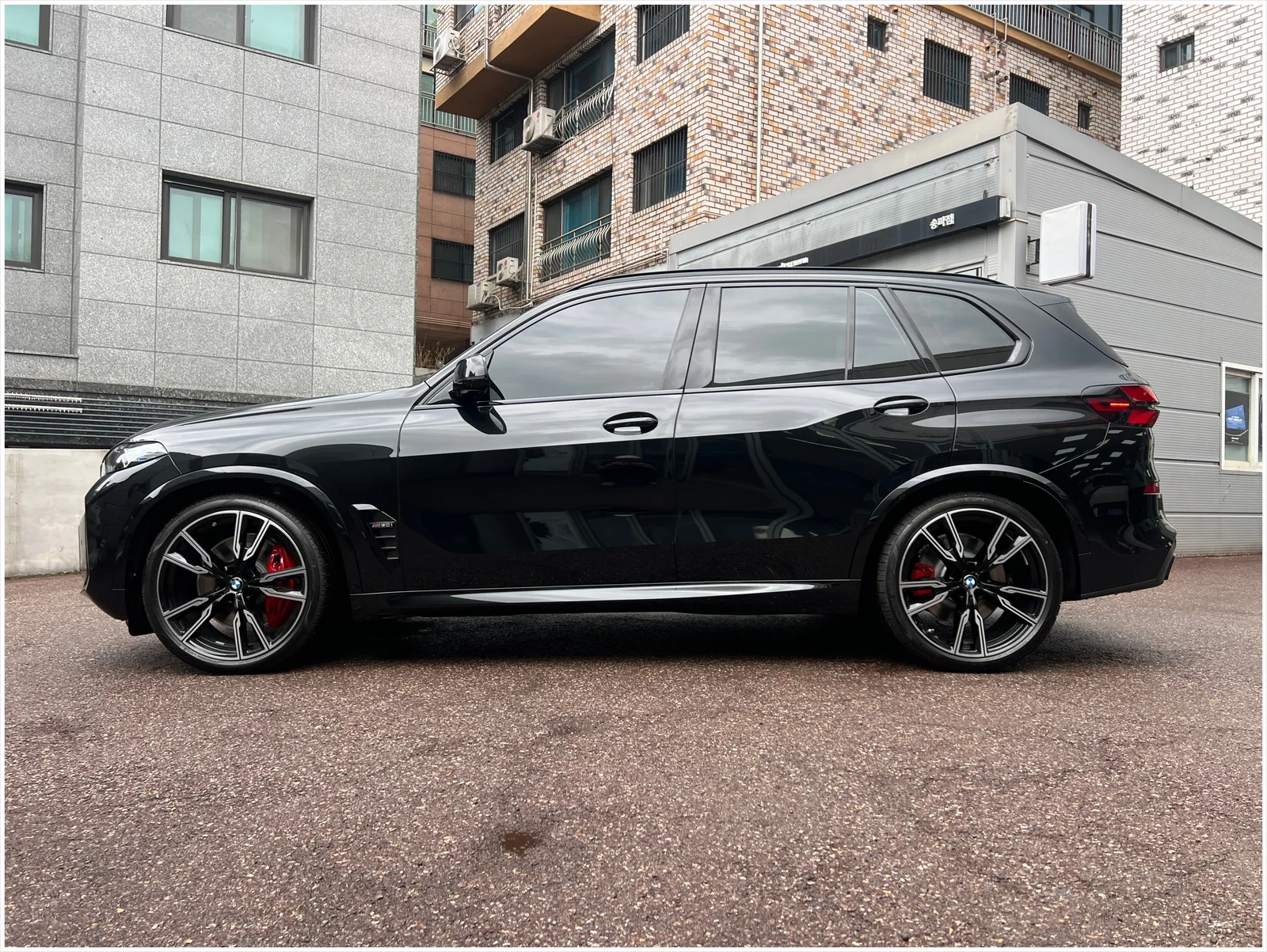 공식 구성 안내 원문에 소개된 BMW X5 측면