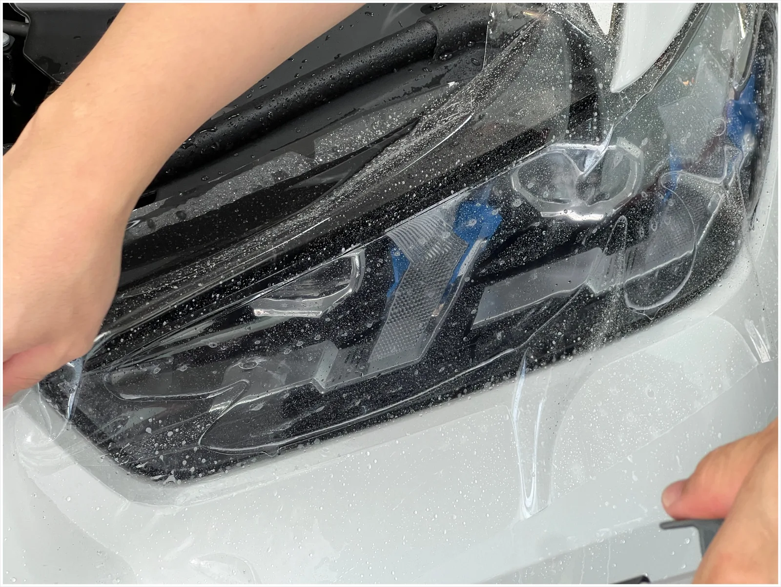 BMW X5 헤드라이트 PPF 작업 근접 사진