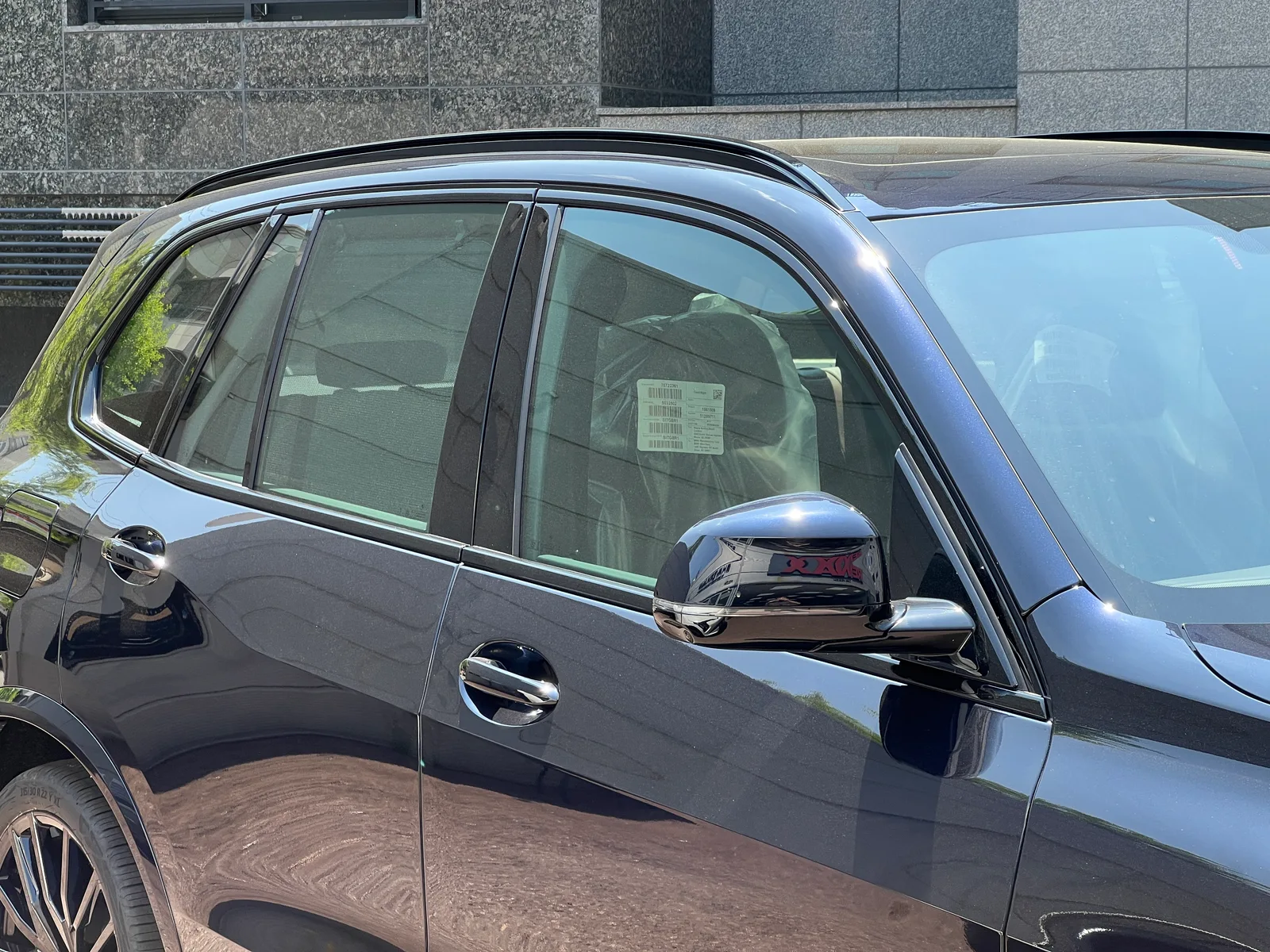 공식 BMW 패키지 안내에 사용된 X5 측면 유리 사진