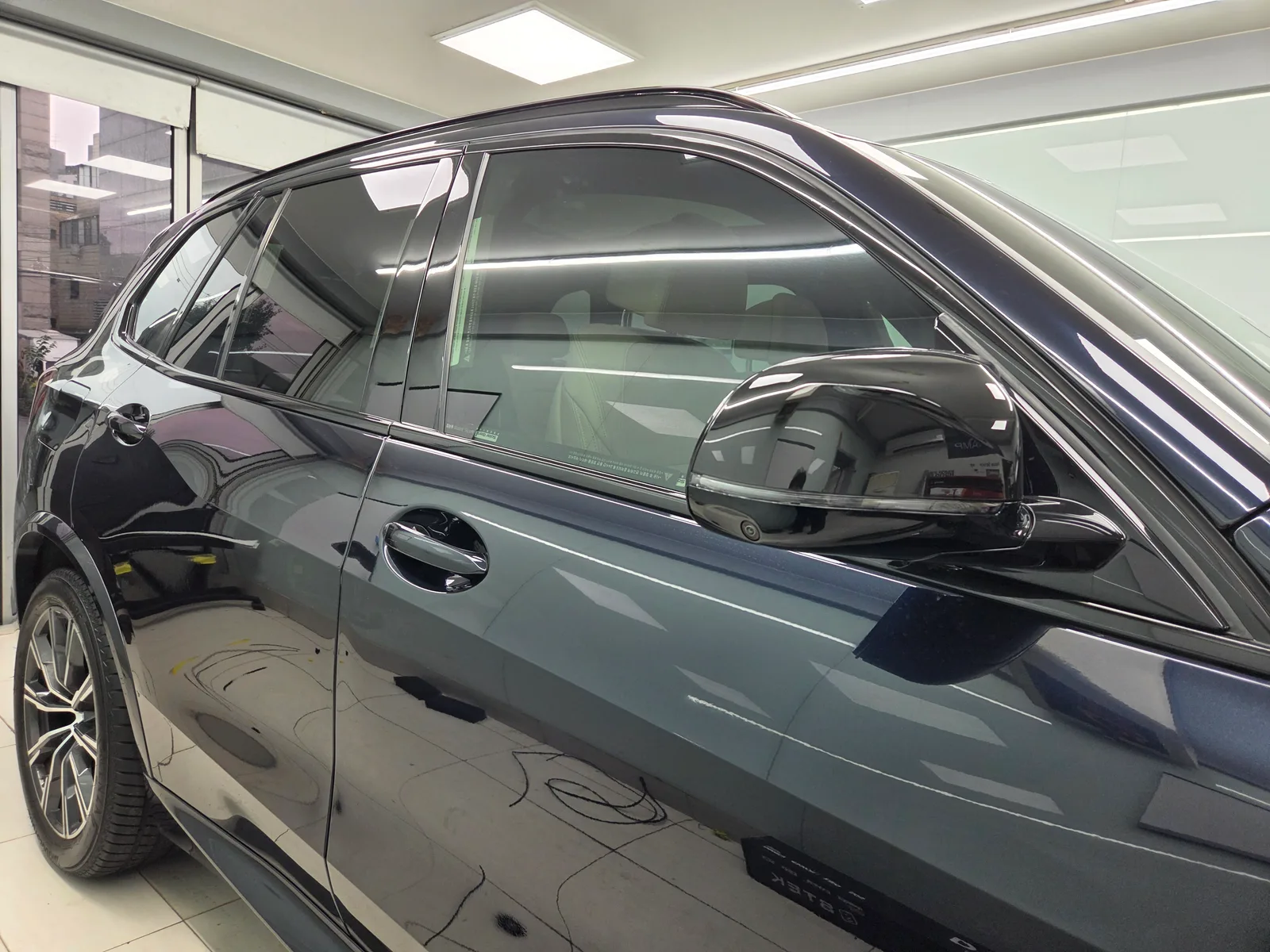 실내 부스에서 확인한 BMW X5 측면 유리 마감