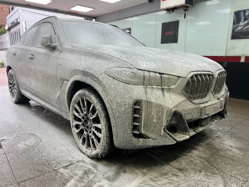 BMW X6의 PPF 시공 전 폼 세차 과정