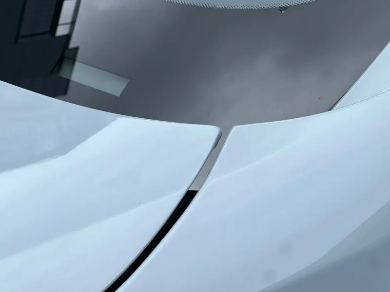 BMW X6 보닛과 앞펜더 경계의 PPF 마감
