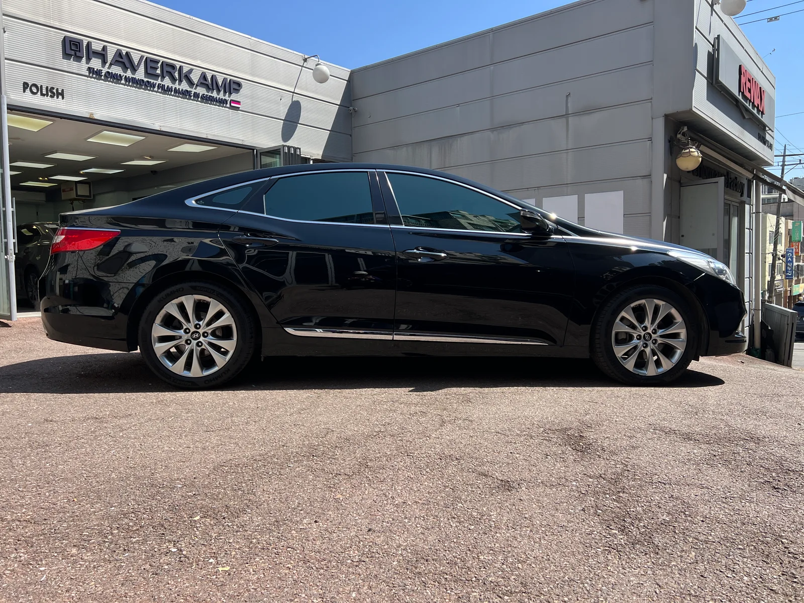 석회물 복원과 광택·코팅을 마친 검은색 그랜저 측면