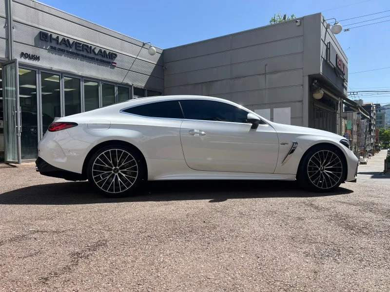 세라믹본드 썬팅을 완료한 화이트 벤츠 CLE 53 AMG 쿠페의 측면