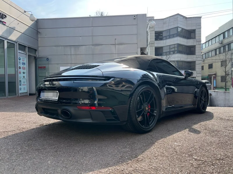 STEK DYNOshield 전체 PPF 재시공을 마친 포르쉐 911의 후측면