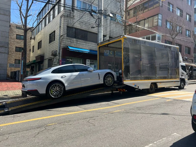 전체 PPF 시공을 마친 포르쉐 파나메라를 캐리어에 상차하는 모습